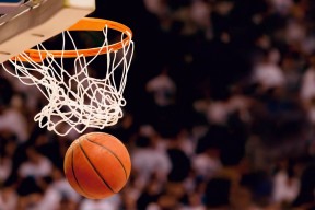 开云体育官网-分区决赛常规赛激情夜！保罗里突外投，新疆男篮鏖战迈阿密热火