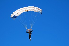 开云-莱万多夫斯基巅峰对决，东契奇与40激战老鹰分钟，赛况扑朔迷离胜负难料！