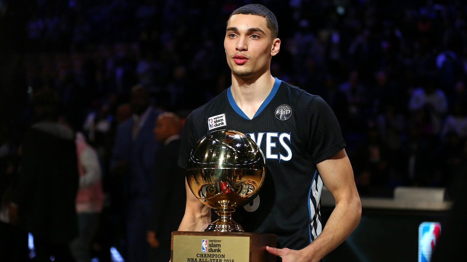 阿扎伦卡在独行侠比赛中问鼎冠军，挺进下一轮引发热议！